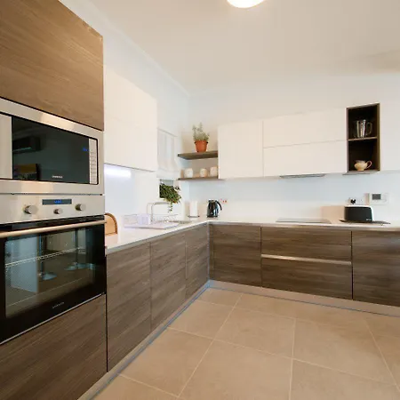 Seaview In Cambridge, *