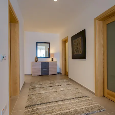 Seaview In Cambridge, By Buena Vista * Sliema