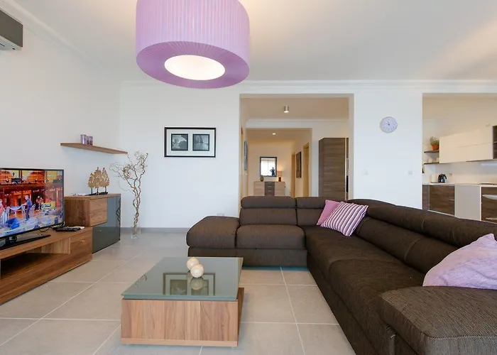 Seaview In Cambridge, Sliema