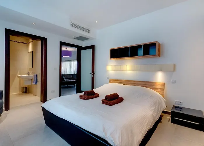 Seaview In Cambridge, By Buena Vista Apartment